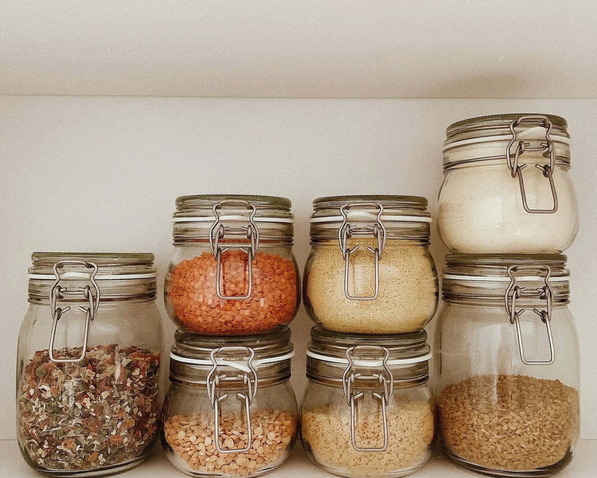 Nærbillede af et hvidt kulfilter til vandbehandling med rektangulære sektioner.