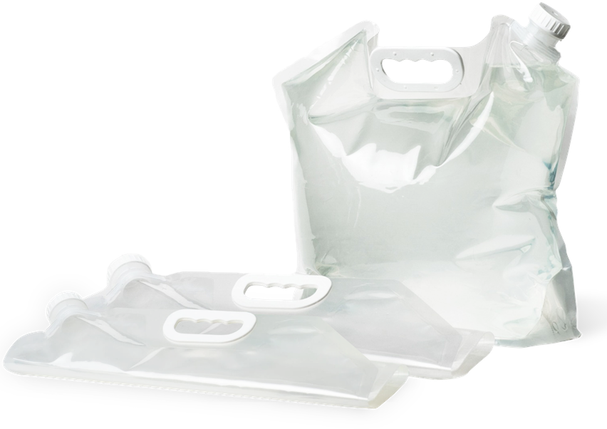 En fyldt, sammenklappelig vandbeholder i en vask ved siden af en gryde på en kogeplade.