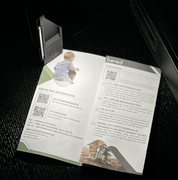 En foldet brochure med beredskabsinformation, tjeklister og kontaktoplysninger på en mørk baggrund.