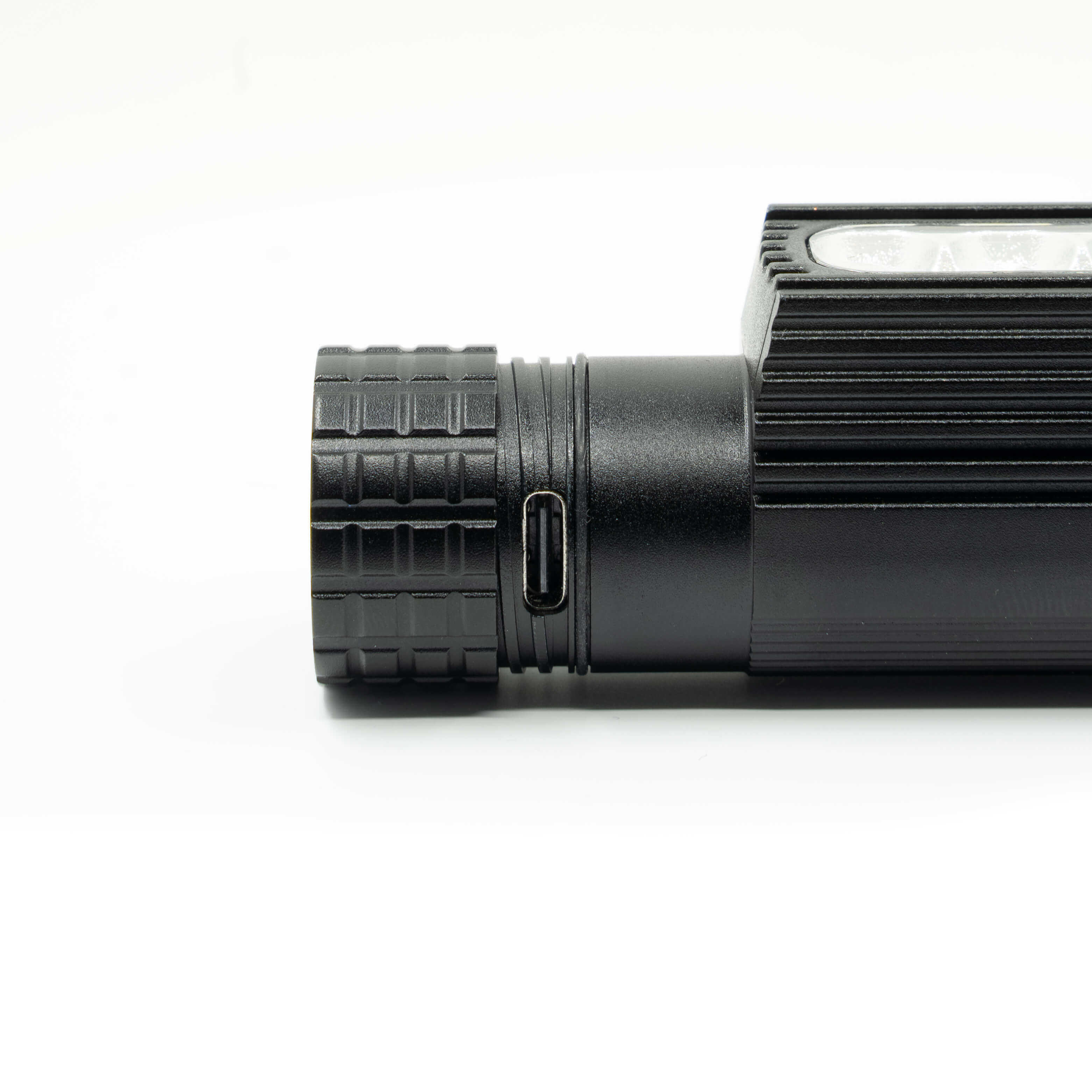 En nära bild visar USB-C-porten på en svart ficklampa.