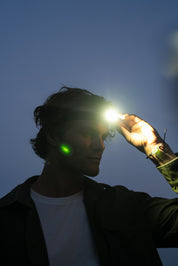 En person lyfter upp en svart beredskapslåda med texten "bered" från ett skåp.