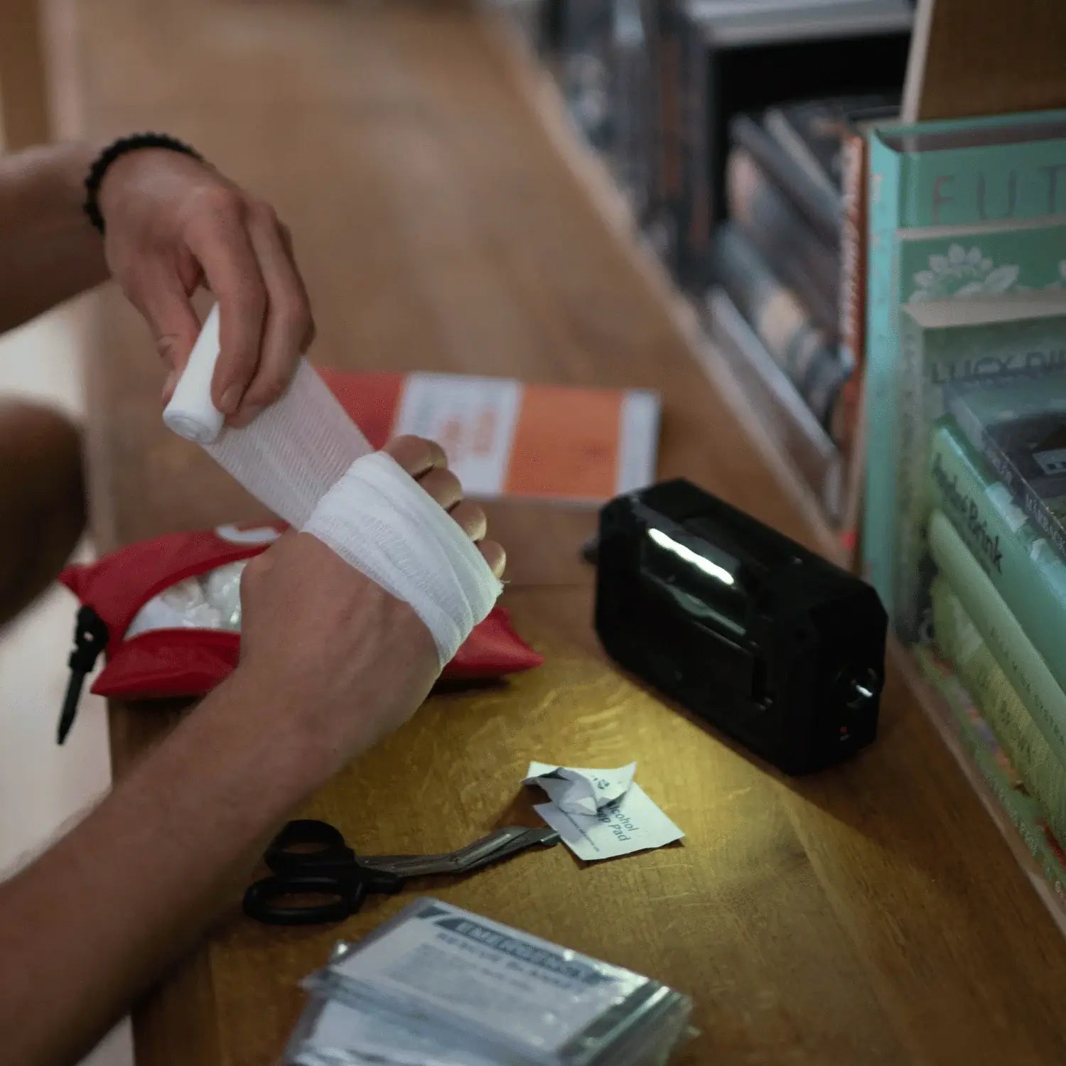 En person täljer i en träbit med en kniv för att förbereda ved.