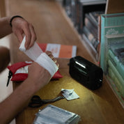 En person täljer i en träbit med en kniv för att förbereda ved.