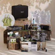 Krigs- och krisberedskapslåda med diverse utrustning som nödradio, fältkök, vattendunkar, regnponchos och sjukvårdsmaterial.