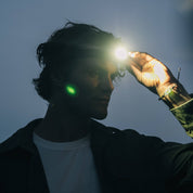 Man med pannlampa som lyser.