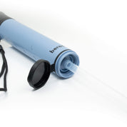 En närbild av ett blått vattenfilter med texten "bered" och en medföljande slang.