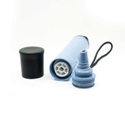 Närbild på ett blått vattenfilter, delvis demonterat, med svart lock och munstycke.