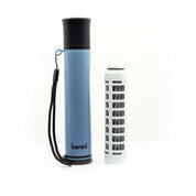 Ett blått portabelt vattenfilter med svart lock och en avskiljd vit filterpatron.