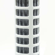 Närbild på ett vitt kolfilter för vattenrening, med rektangulära sektioner.