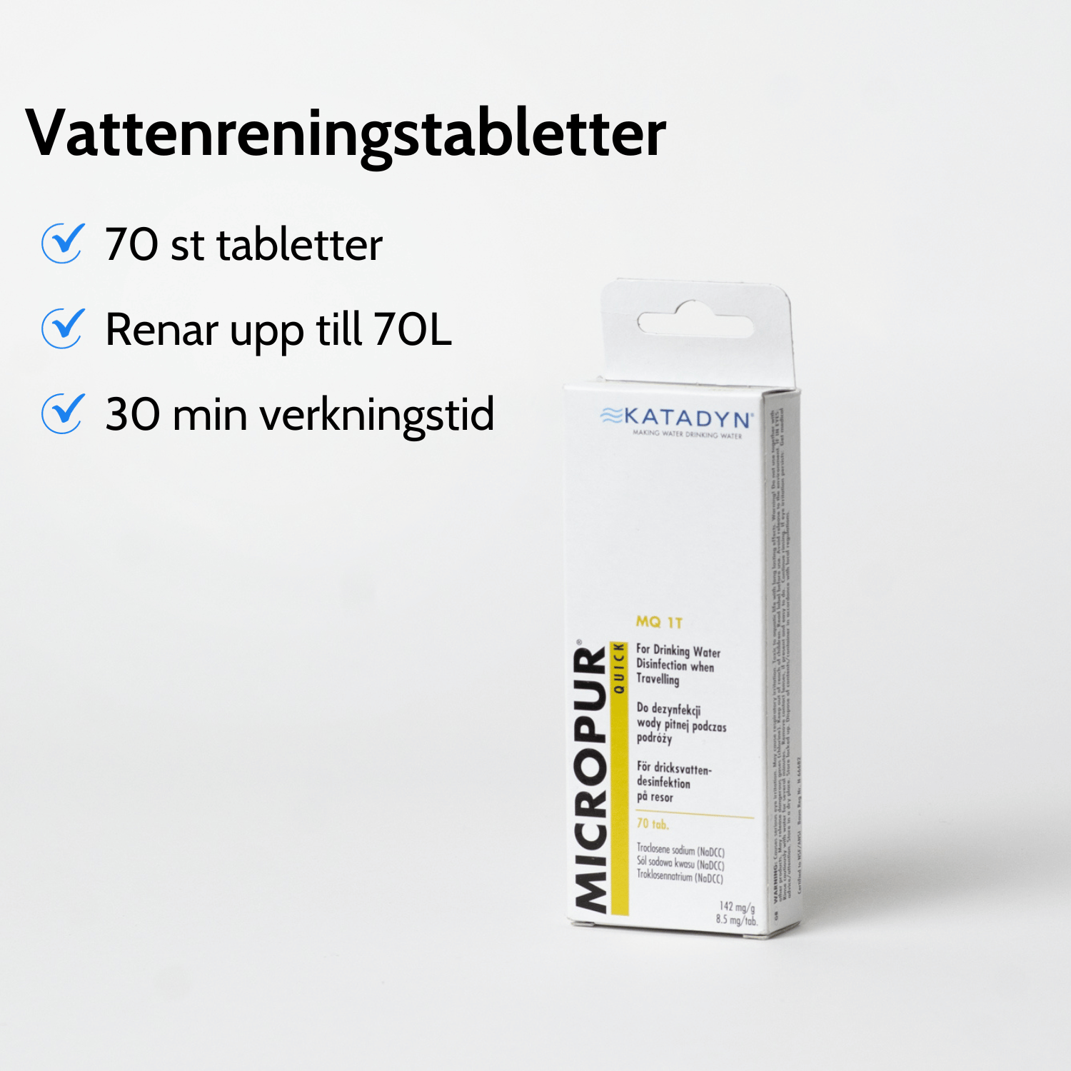 En plastikkasse med en sort fløjte og en grå stofpose ligger på et trægulv.