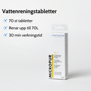 En plastikkasse med en sort fløjte og en grå stofpose ligger på et trægulv.