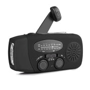 En svart nödradio med solpanel, ficklampa, och utfällbar vev, mot vit bakgrund.