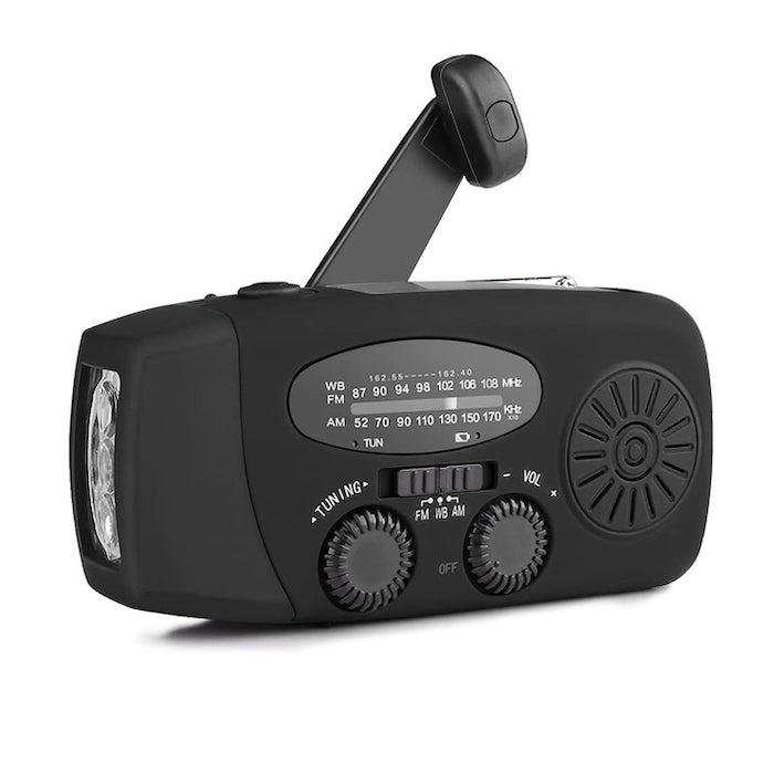 En svart nödradio med solpanel, ficklampa, och utfällbar vev, mot vit bakgrund.