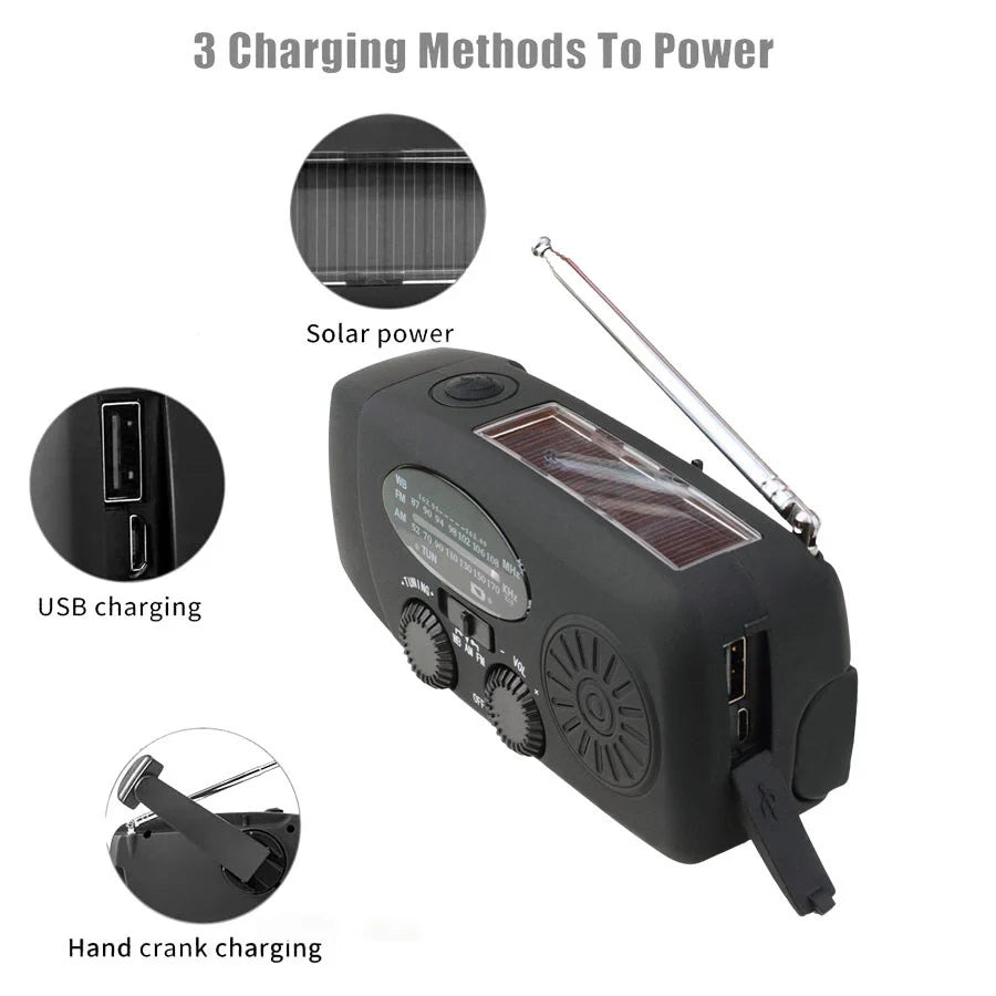 En svart nödradio med solpanel och utfälld antenn, med illustrationer som visar laddningsmetoder: sol, USB och handvev.