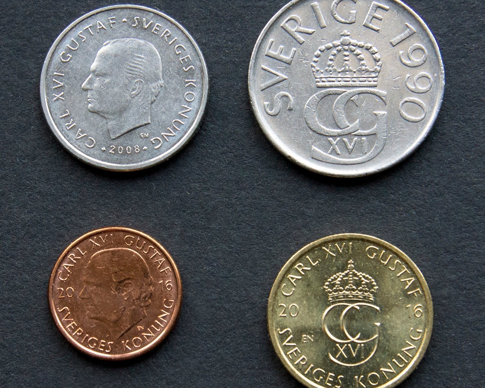 Svenska enkronor och femkronor i närbild
