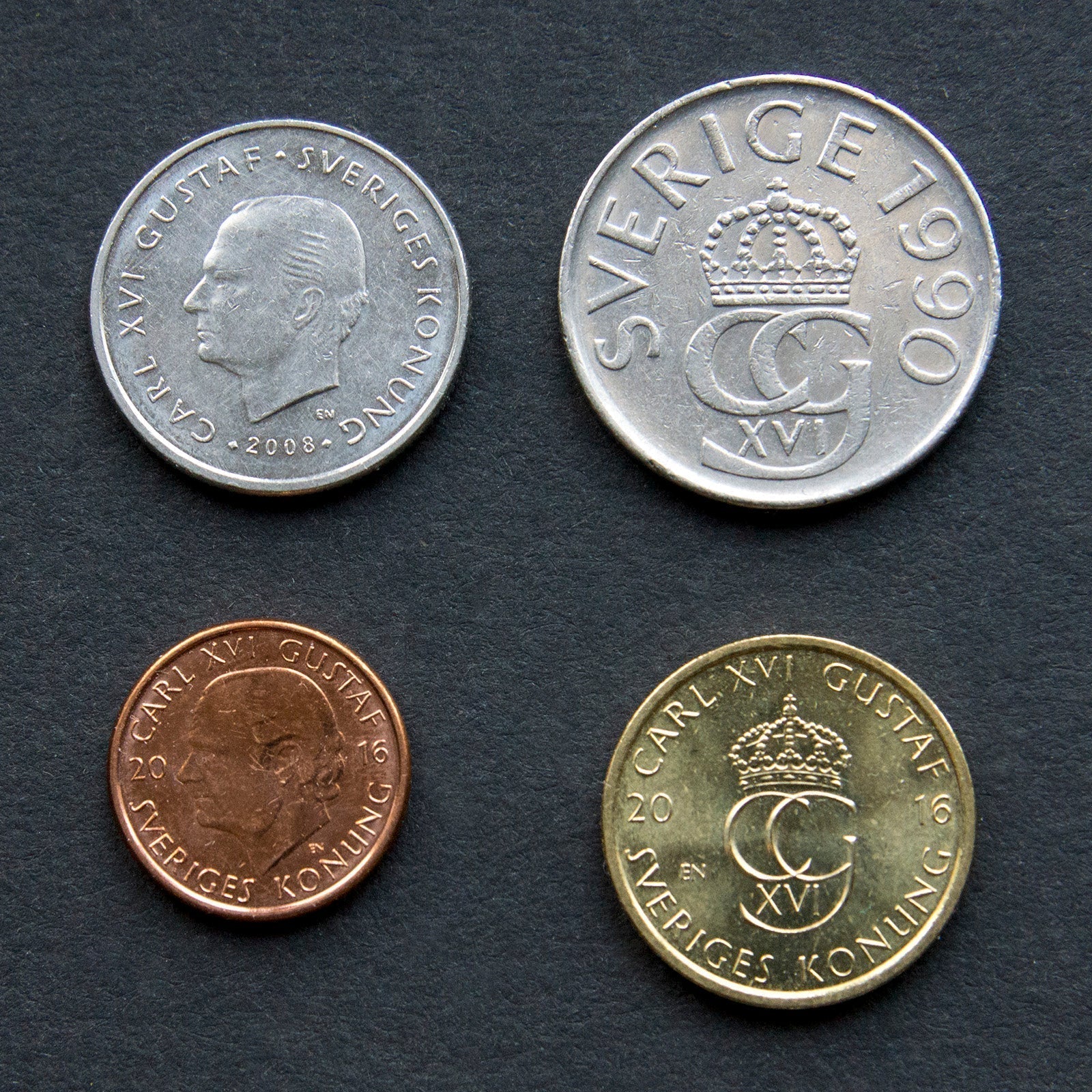 Svenska enkronor och femkronor i närbild