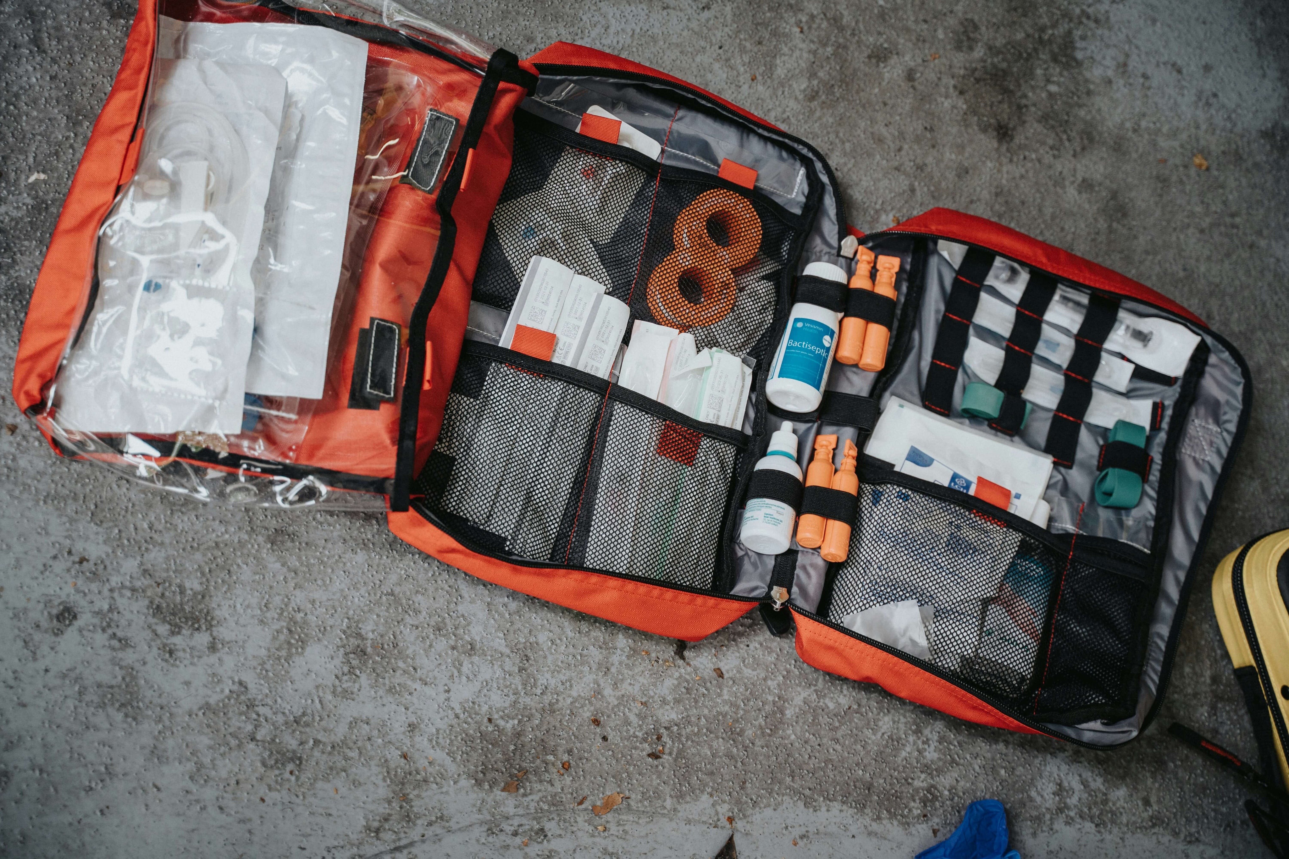 Innehåll i en krislåda – första hjälpen-kit med sårtvätt, bandage och mediciner enligt MSB:s rekommendationer för hemberedskap.