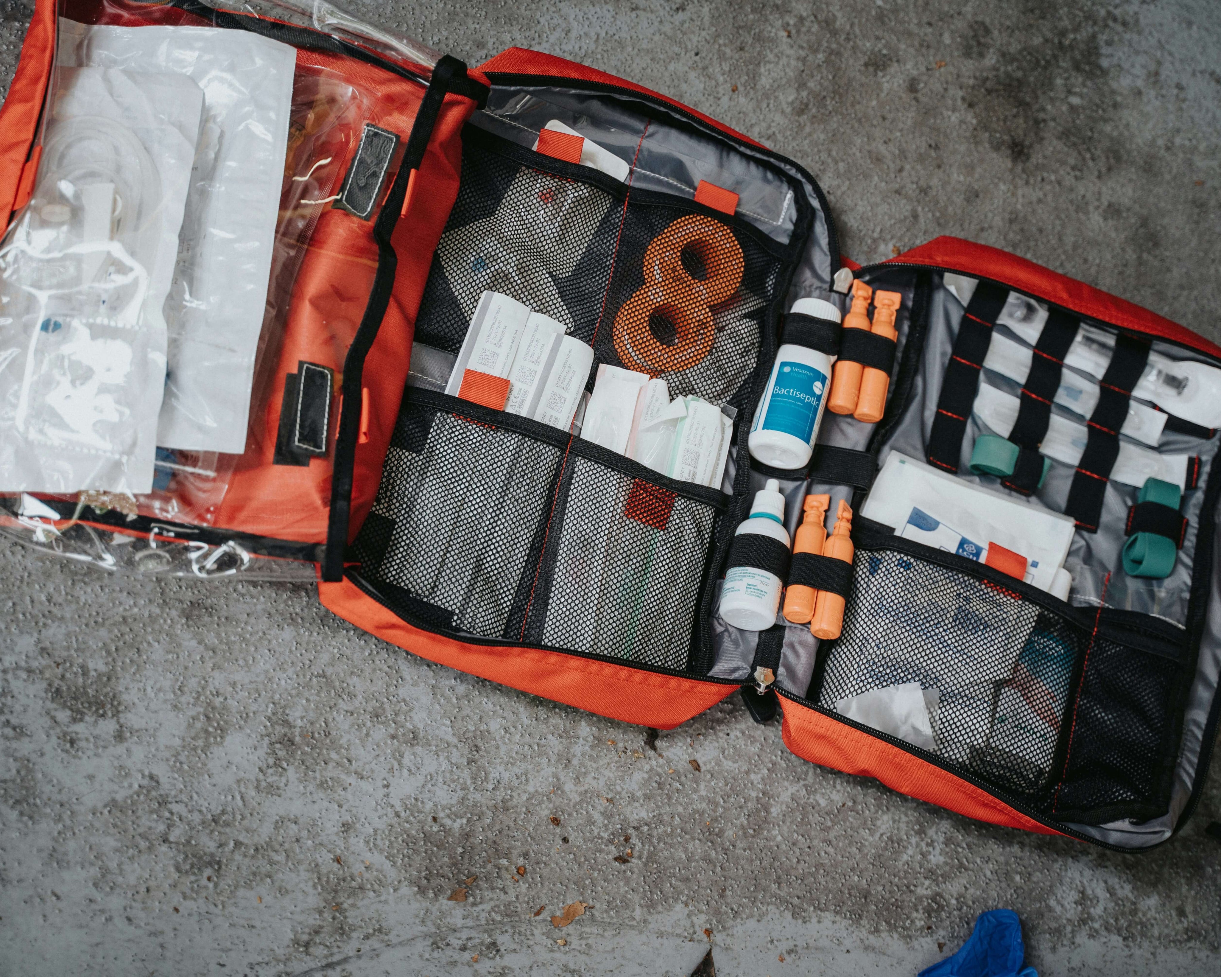 Innehåll i en krislåda – första hjälpen-kit med sårtvätt, bandage och mediciner enligt MSB:s rekommendationer för hemberedskap.