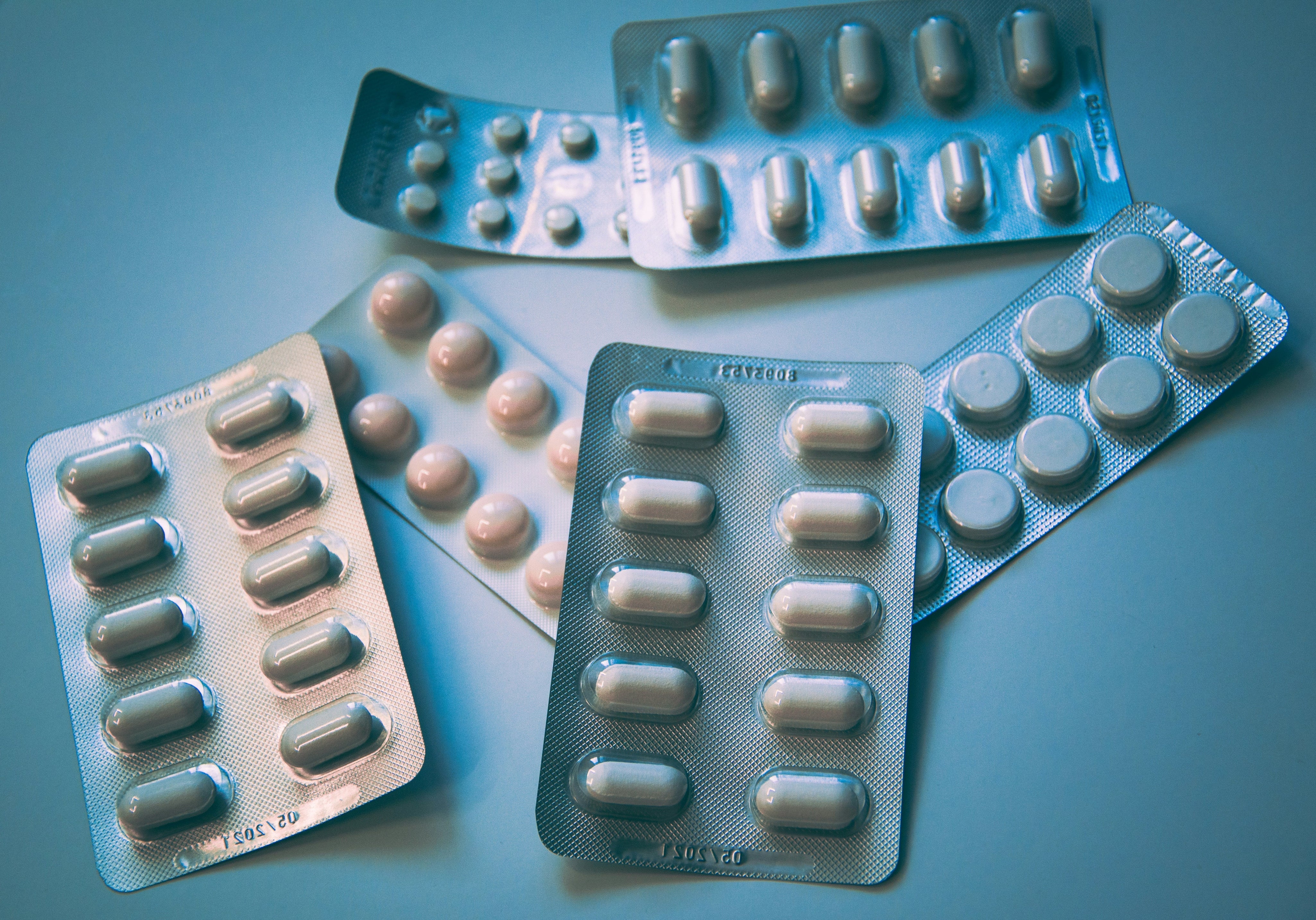 Blisterförpackningar med tabletter – del av läkemedelsberedskap hemma och planering av medicinlager vid kris.