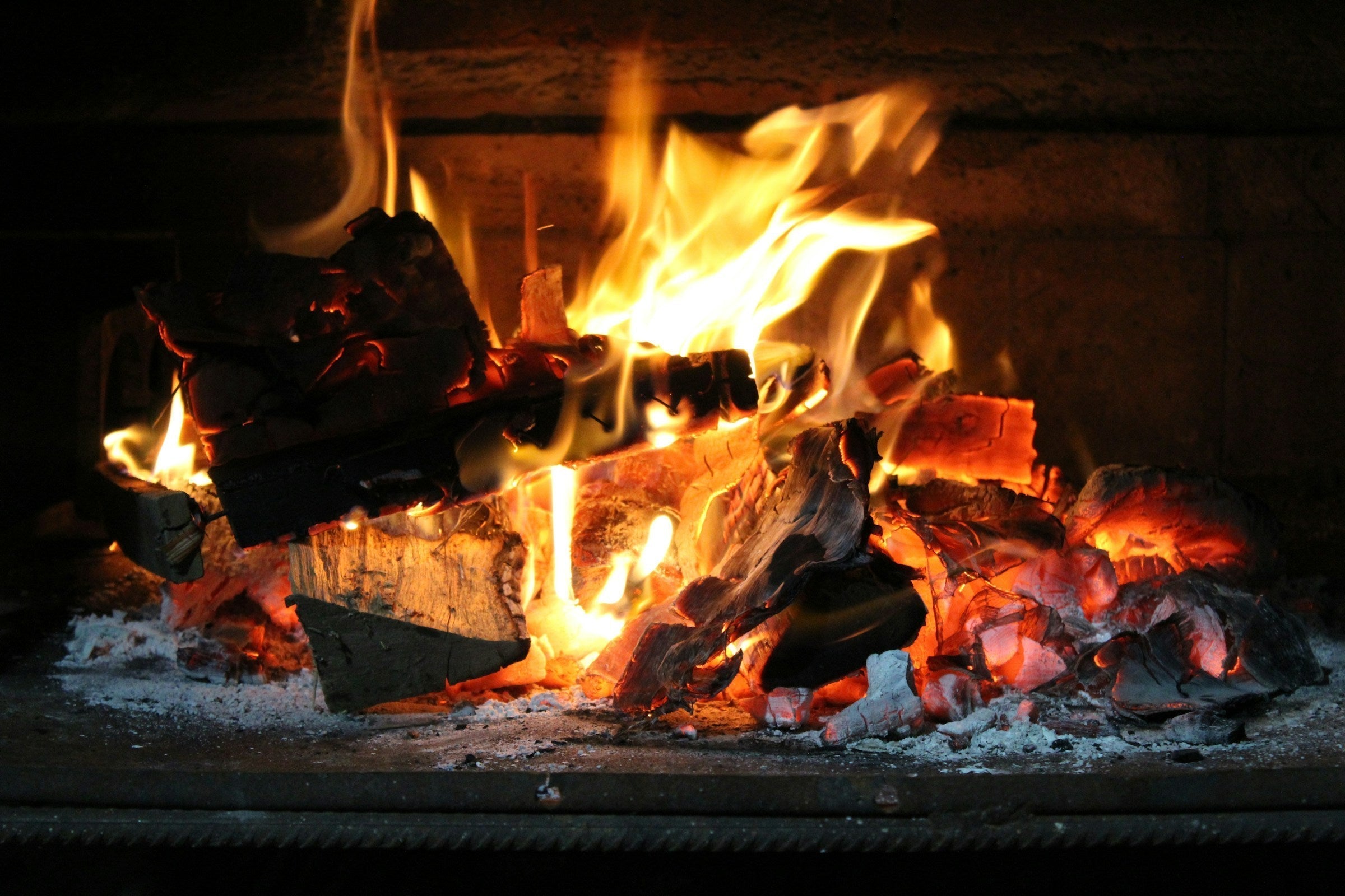 Brinnande ved i en kamin, värme vid strömavbrott