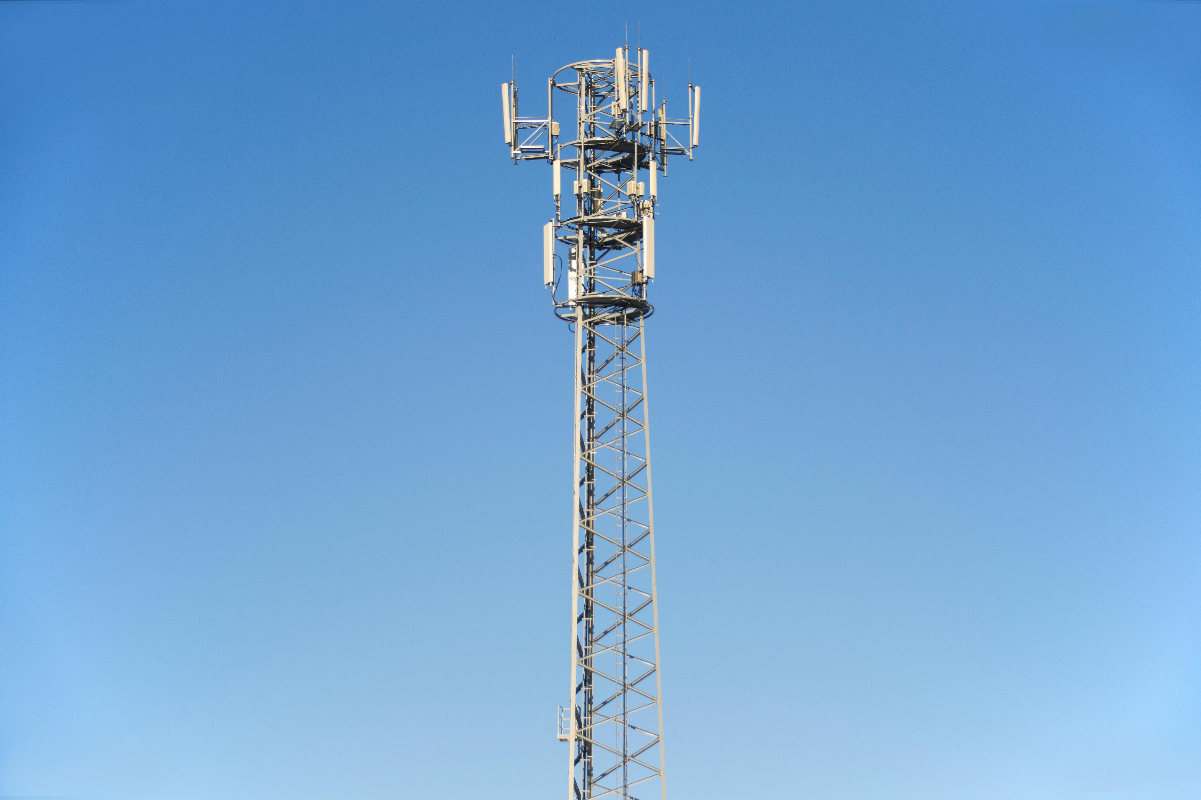 Mobilmast mot klarblå himmel, kommunikation när nätet ligger nere