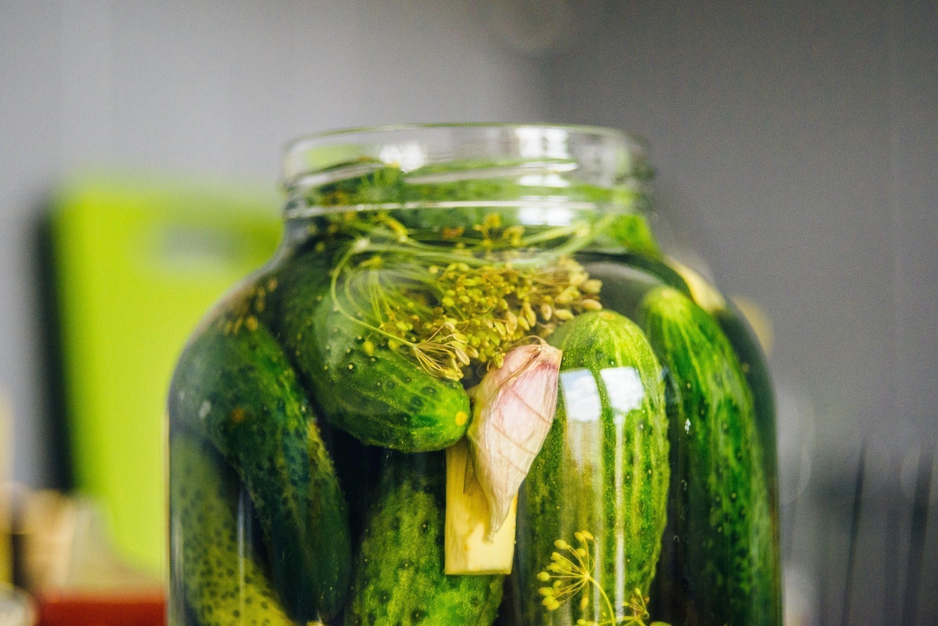 Glasburk med fermenterade gurkor