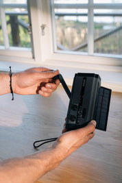 Person håller i Bereds Vevradio med 4500 mAh batteri, solceller, handvev och USB-C-laddning