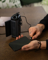 Inbyggd powerbank med USB-laddning i Beredskapslådans vevradio.