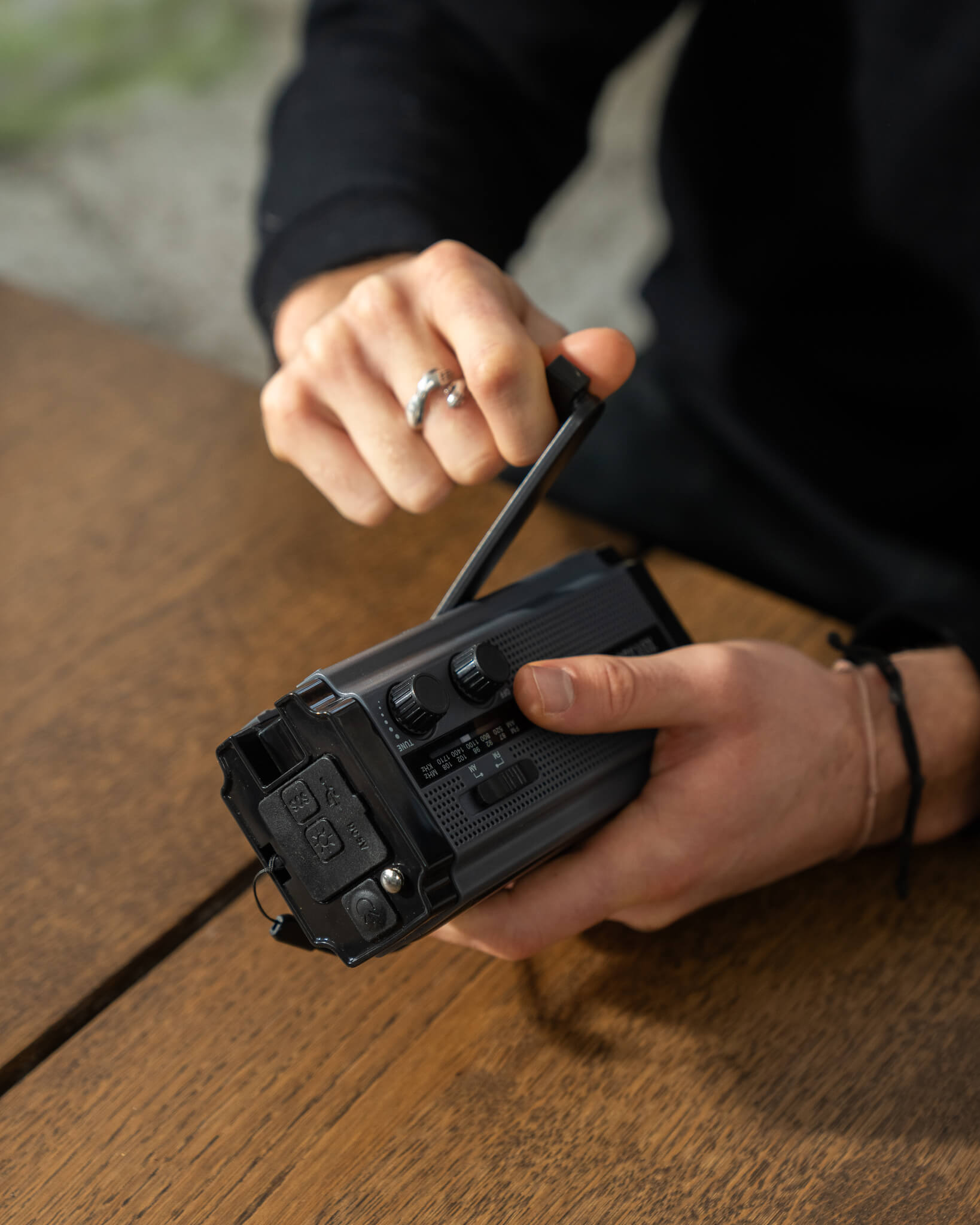 4500 mAh håndsvingradio, AAA-batterier, håndsvingopladning, solceller og powerbank