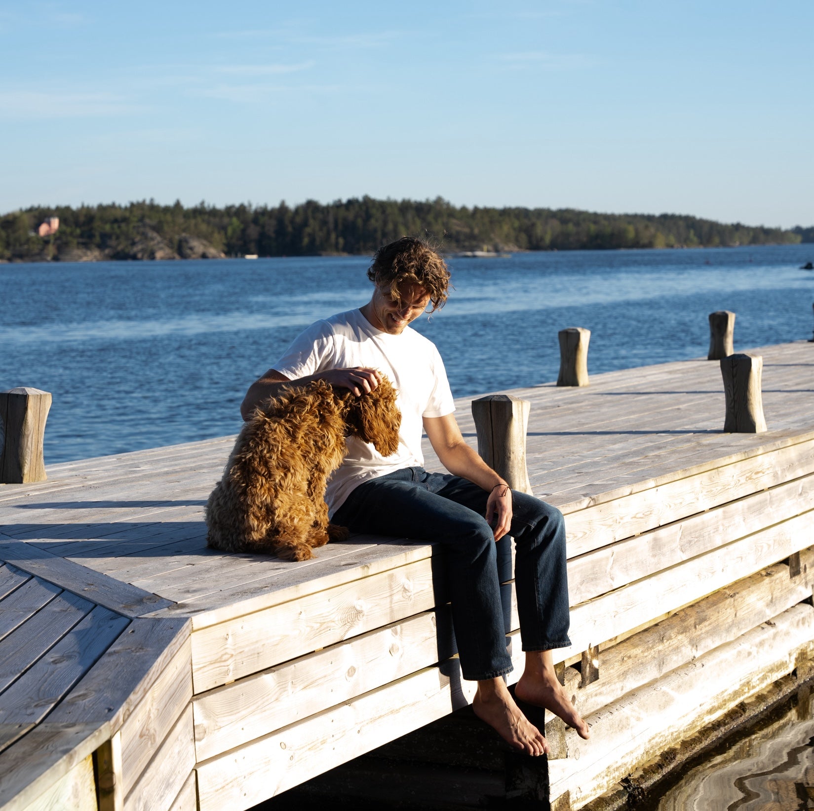 Hund och husse på brygga