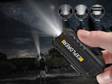 En hand håller en "EXPLORER" ficklampa som lyser upp en stjärnklar natt. Tre ikoner visar olika ljuslägen.