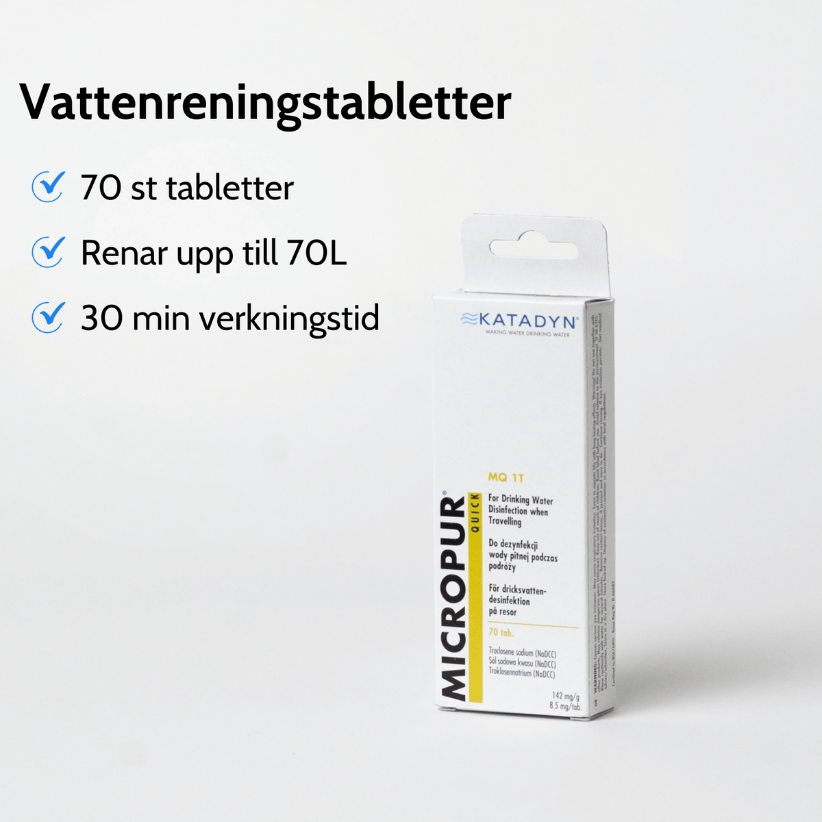 En plastikkasse med en sort fløjte og en grå stofpose ligger på et trægulv.