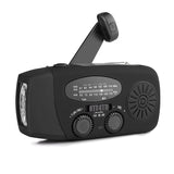 En svart nödradio med solpanel, ficklampa, och utfällbar vev, mot vit bakgrund.