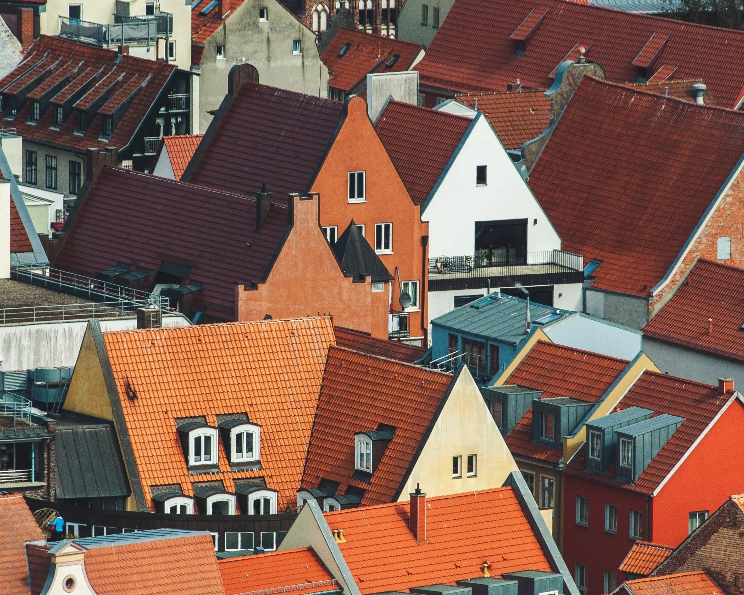  En hög med hus med röda tak sedda uppifrån.