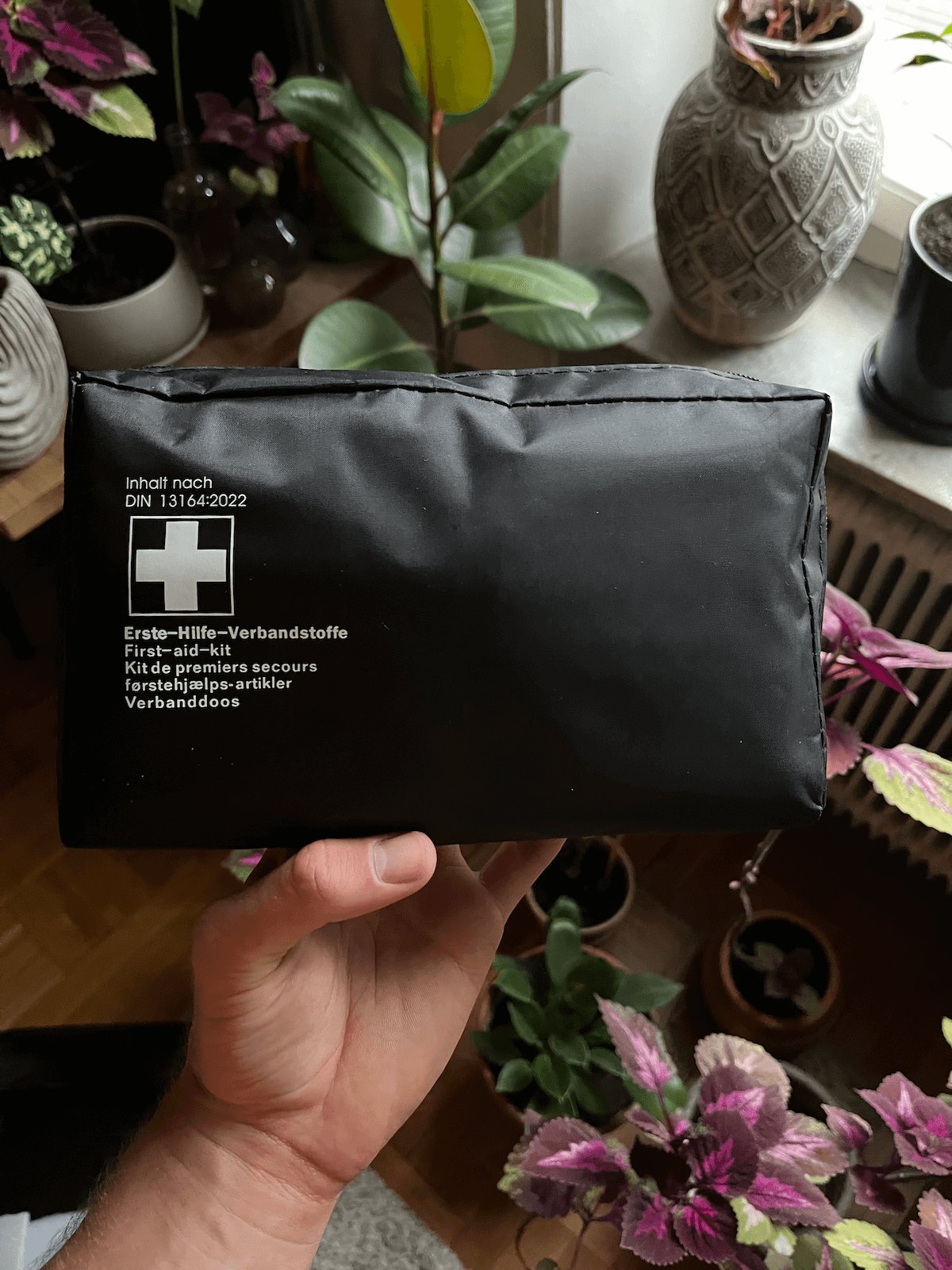 Premium ensiapupakkaus, jossa on hätäpeitteet