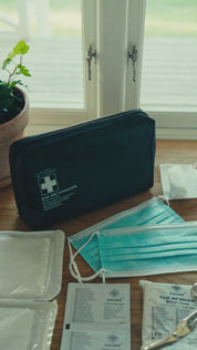 Premium ensiapupakkaus, jossa on hätäpeitteet