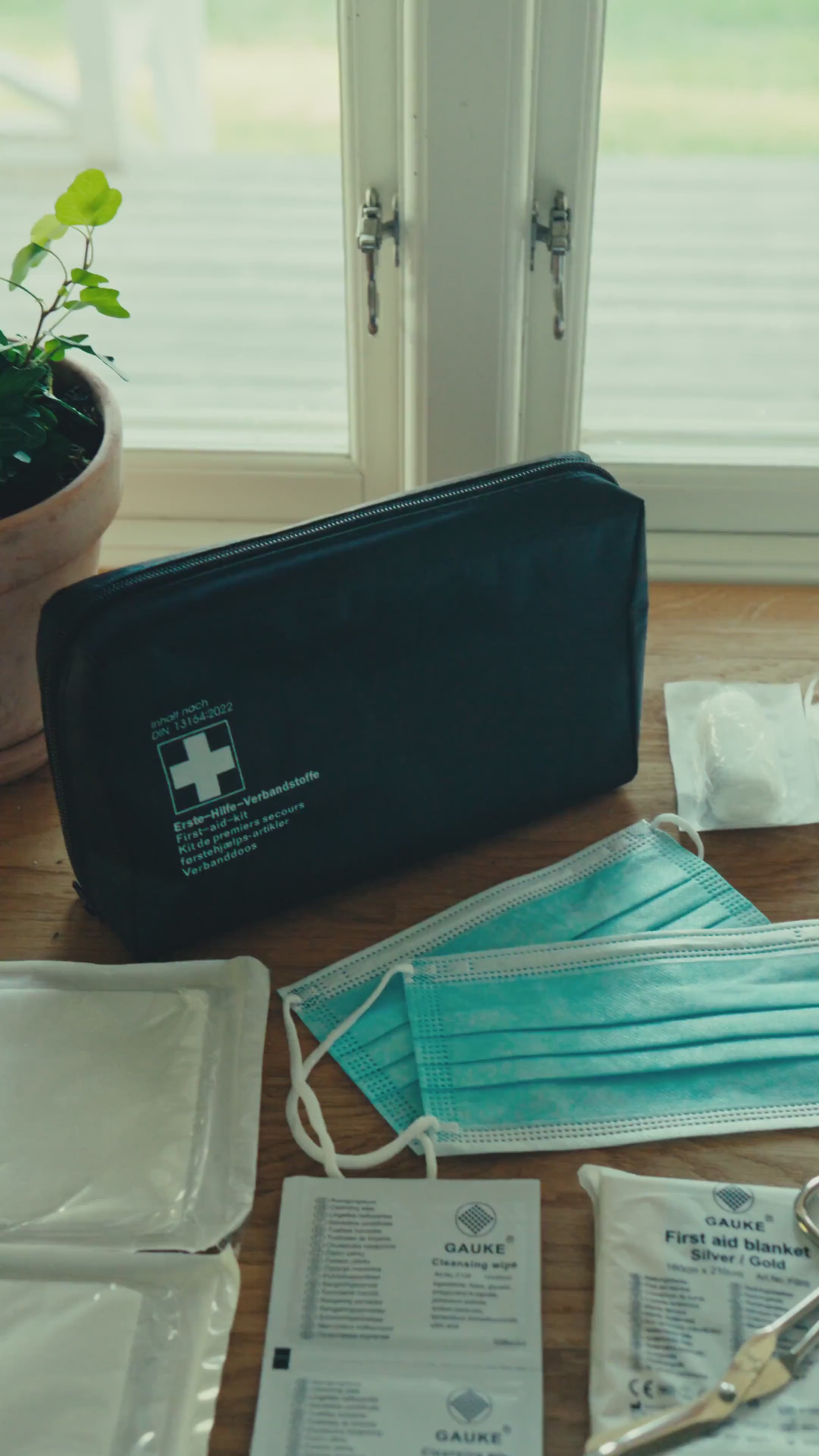 Premium ensiapupakkaus, jossa on hätäpeitteet